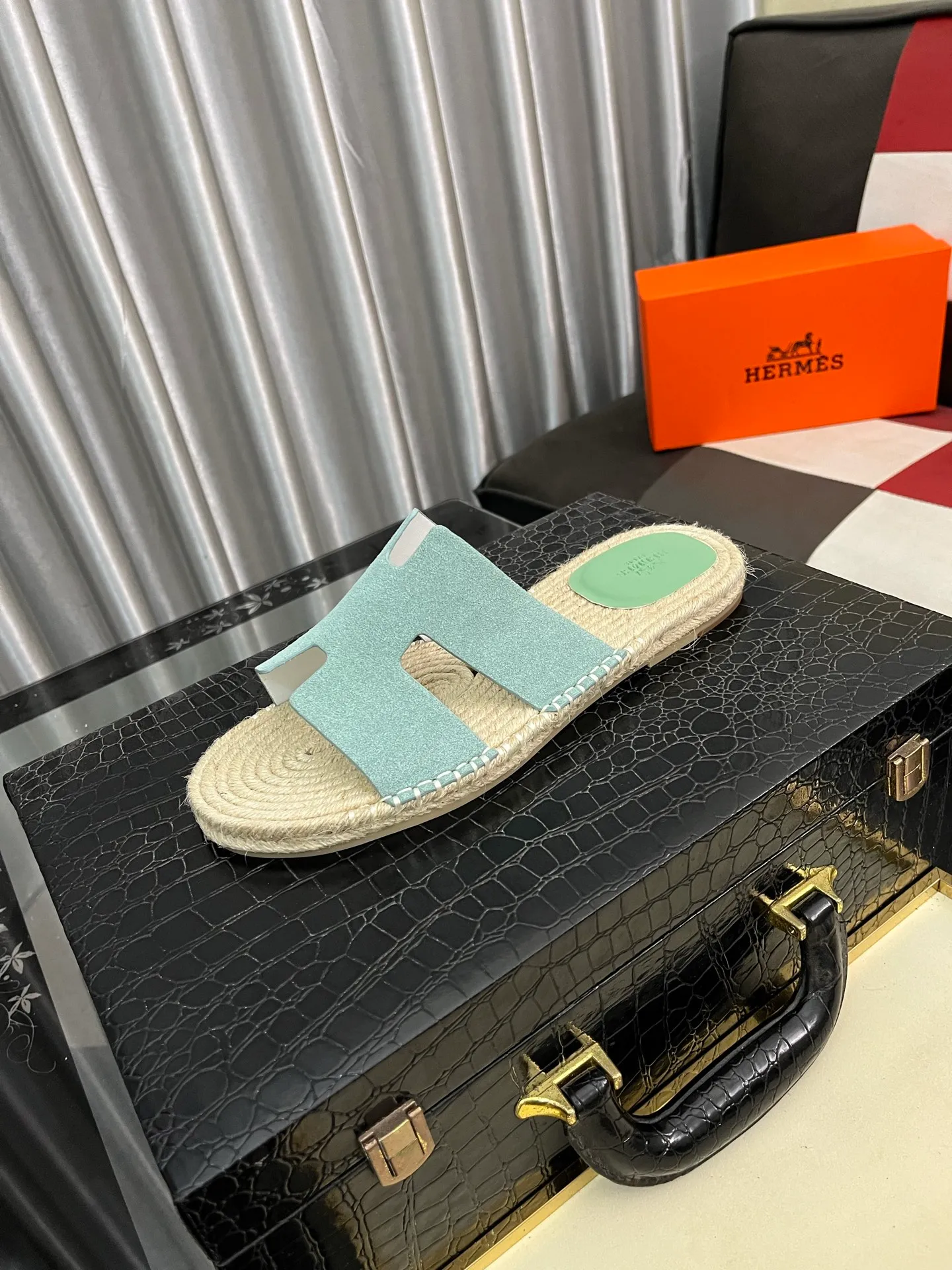 Men's shoes 💰320⌚️⌚️《HERMES》Hermès 💁♂️Men's casual slippers, quality comparison at counters🧚🏿♂️ The first layer of the upper is imported high mercerized matte, purely hand-drawn, raw rubber breathable and non-slip outsole, the lining is breathable and comfortable lambskin, the density is 100% comfortable, the original rubber outsole is wear-resistant and has a code number of 38-44. Can be customized 45-46-47